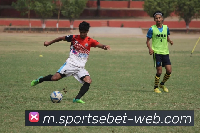 阿森纳球员提前布局拦截战术在中场线前的精彩表现